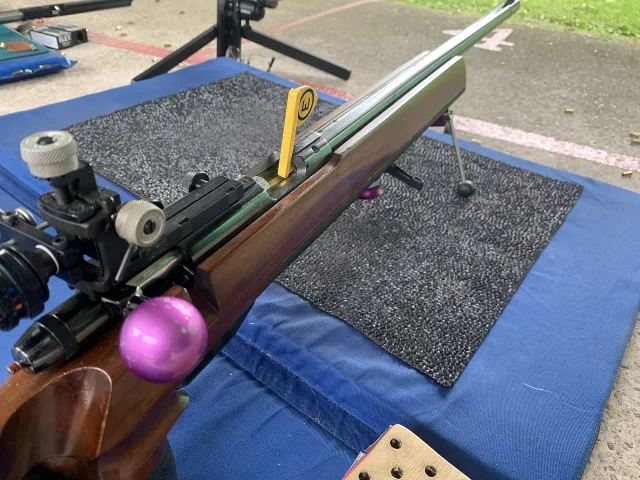 Karabin sportowy Anschütz 1913 ze wskaźnikiem stanu komory.