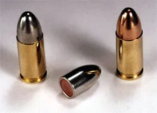 Naboje 9 × 19 mm Parabellum z pociskami pełnopłaszczowymi.