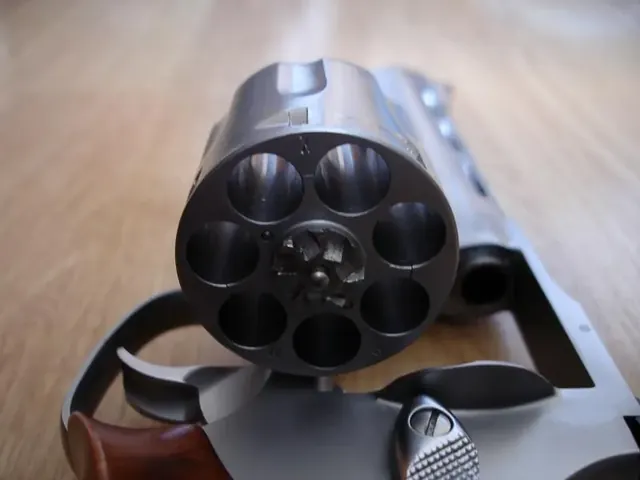Rewolwer Taurus 627: widoczne komory odchylonego bębna.