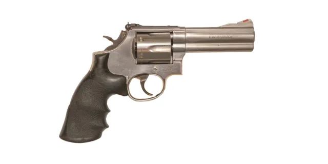 Smith & Wesson 686 — rewolwer z widocznym bębnem.