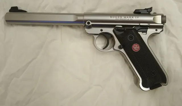 Ruger Mark IV Competition ze standardowymi okładzinami chwytu.