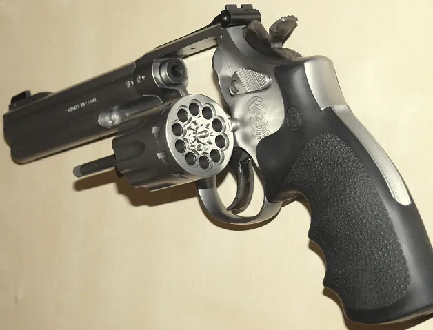 Smith & Wesson 617 — przykład małokalibrowego rewolweru.