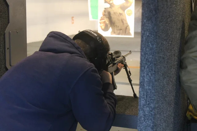 Trening z karabinem .22 LR na strzelnicy American Shooters w Las Vegas.